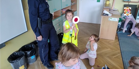 Powiększ grafikę: zawod-policjant-643236.jpg