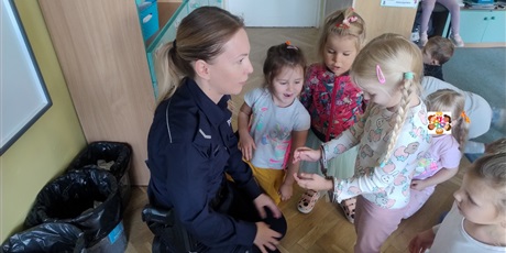 Powiększ grafikę: zawod-policjant-643244.jpg