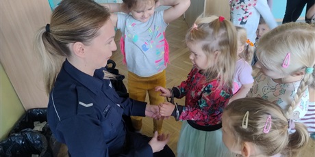 Powiększ grafikę: zawod-policjant-643245.jpg