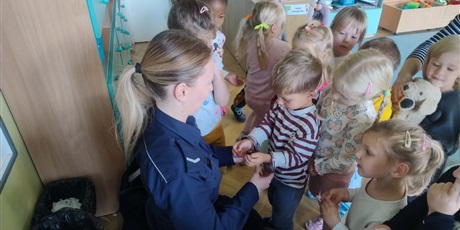 Powiększ grafikę: zawod-policjant-643247.jpg