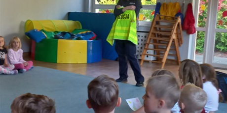 Powiększ grafikę: zawod-policjant-643265.jpg