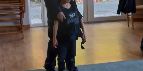 Powiększ grafikę: zawod-policjant-643267.jpg