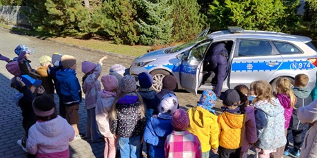 Powiększ grafikę: zawod-policjant-643280.jpg